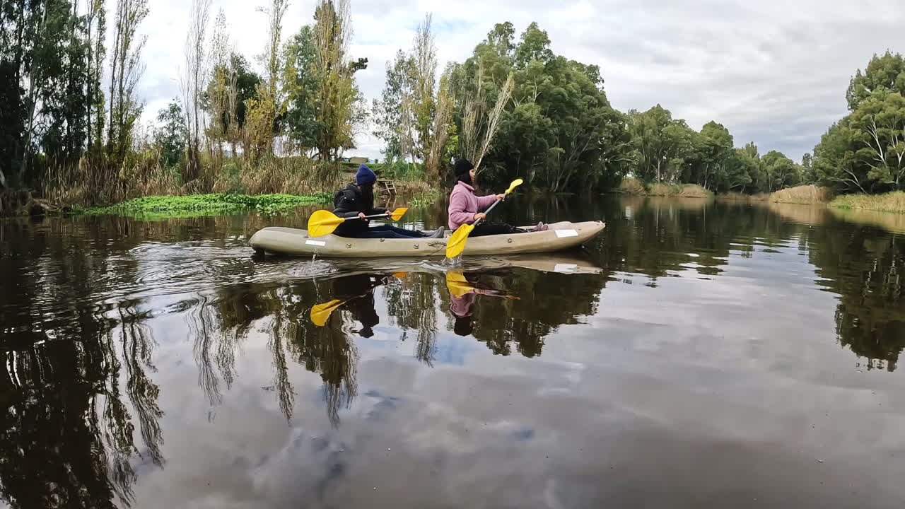 lago, kayak y vacaciones con gente remando