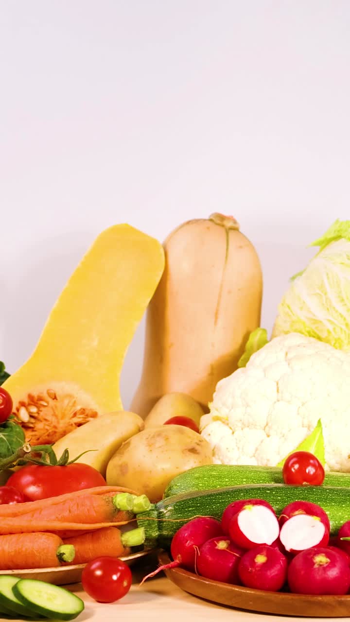 나무 테이블 에 배열 된 다양한 채소