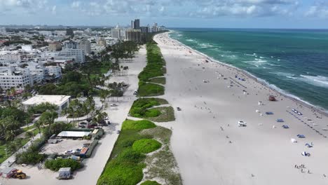 Miami-Beach-ocean,-sand,-and-downtown