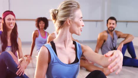 Instructor-Tomando-Clase-De-Yoga