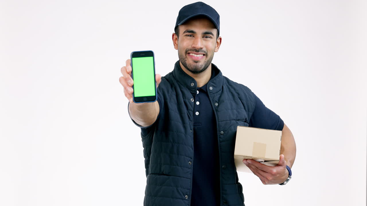 hombre feliz, caja y modelo de teléfono en la entrega