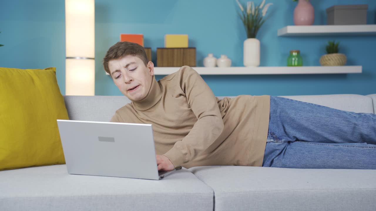 노트북으로 채팅하는 젊은 남자는 실망하고 화가 납니다.