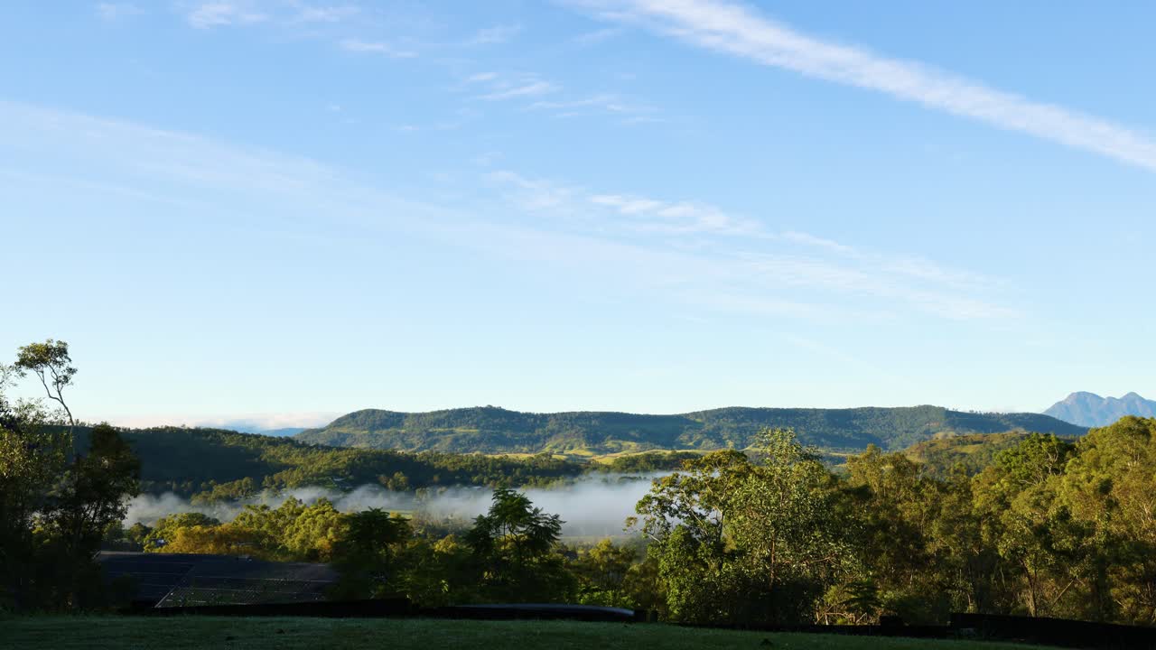조용한 풍경 위로 이동하는 안개의 시간 간격
