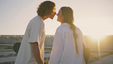 una pareja patinando al atardecer.