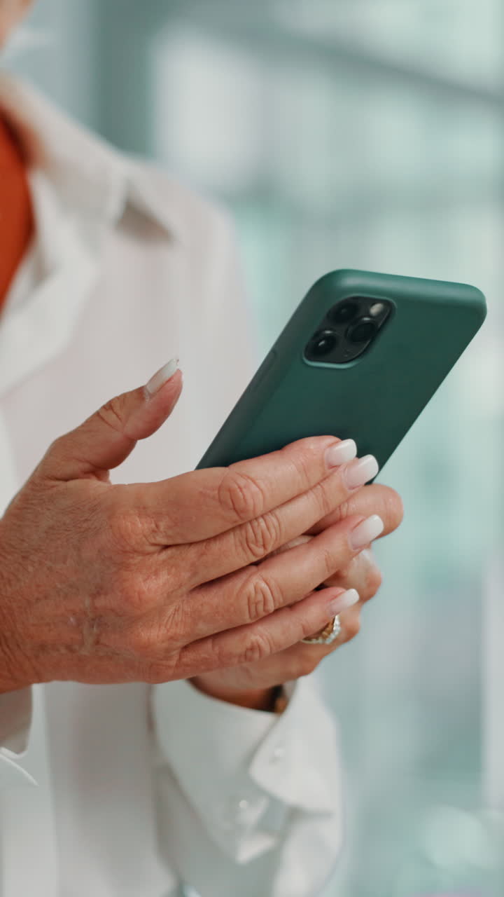 Primo Piano di Mani Mature che Usano uno Smartphone