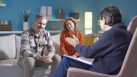 el médico psiquiatra reconcilia a una pareja con problemas.