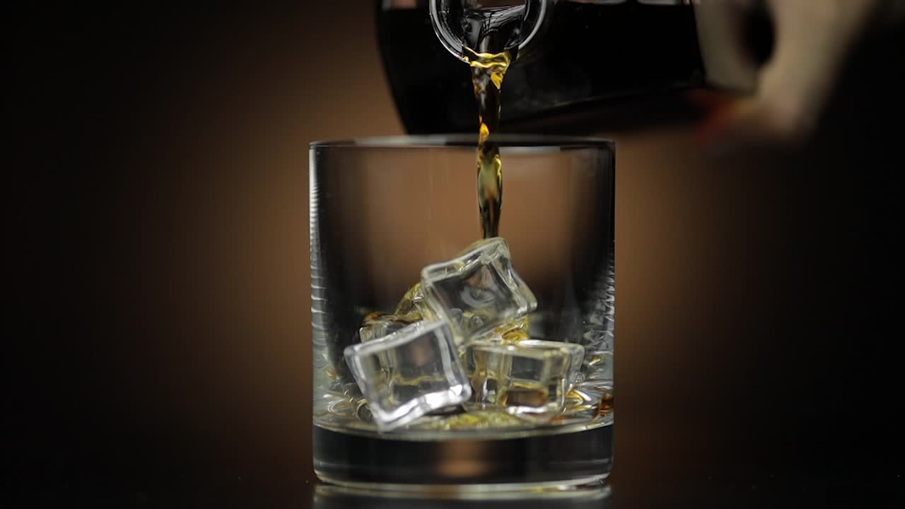 vertiendo whisky en el hielo
