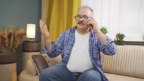 Hombre-Enojado-Hablando-Por-Teléfono.