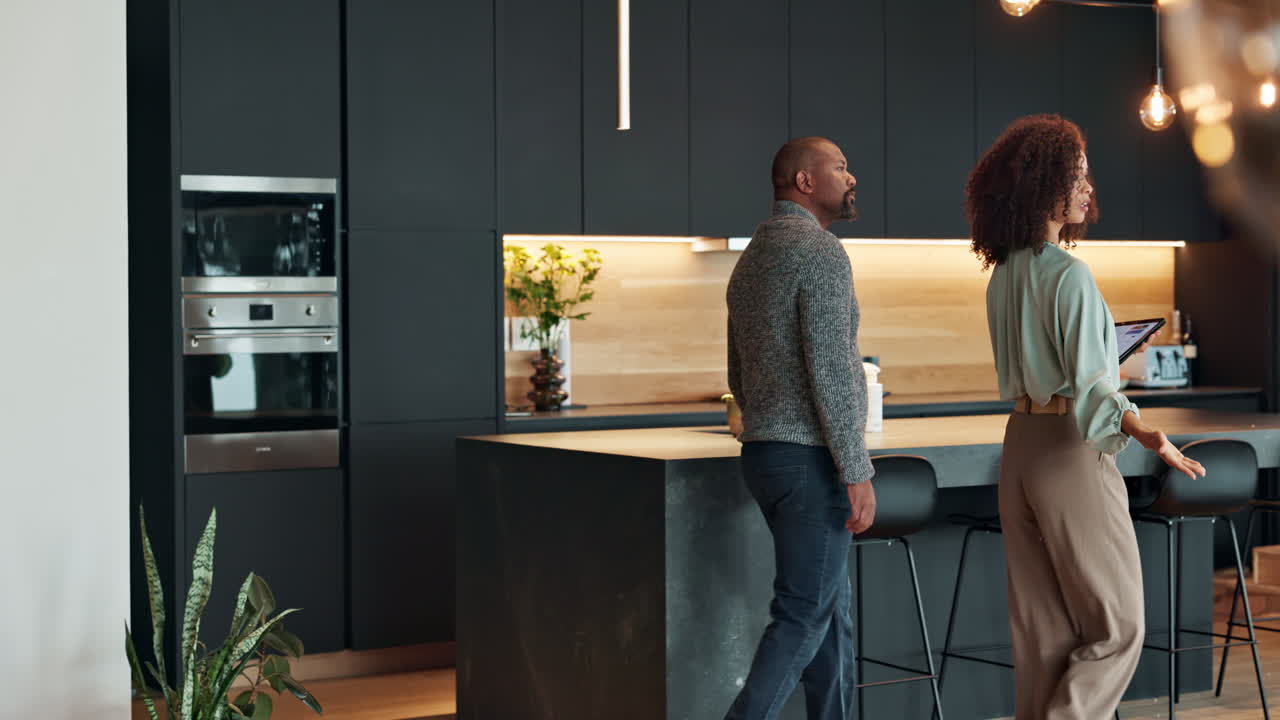 Casal em uma cozinha moderna