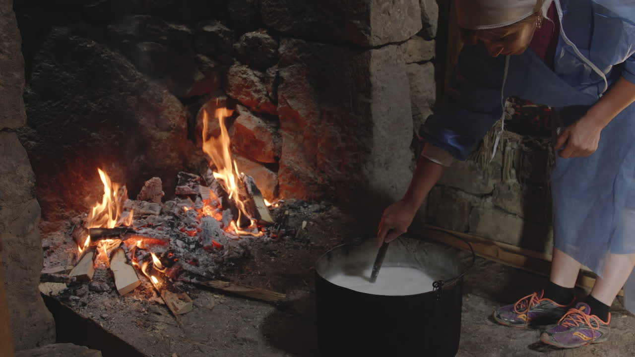 las mujeres revuelven la leche a la cuajada, elaboración tradicional de queso, chobareti georgia