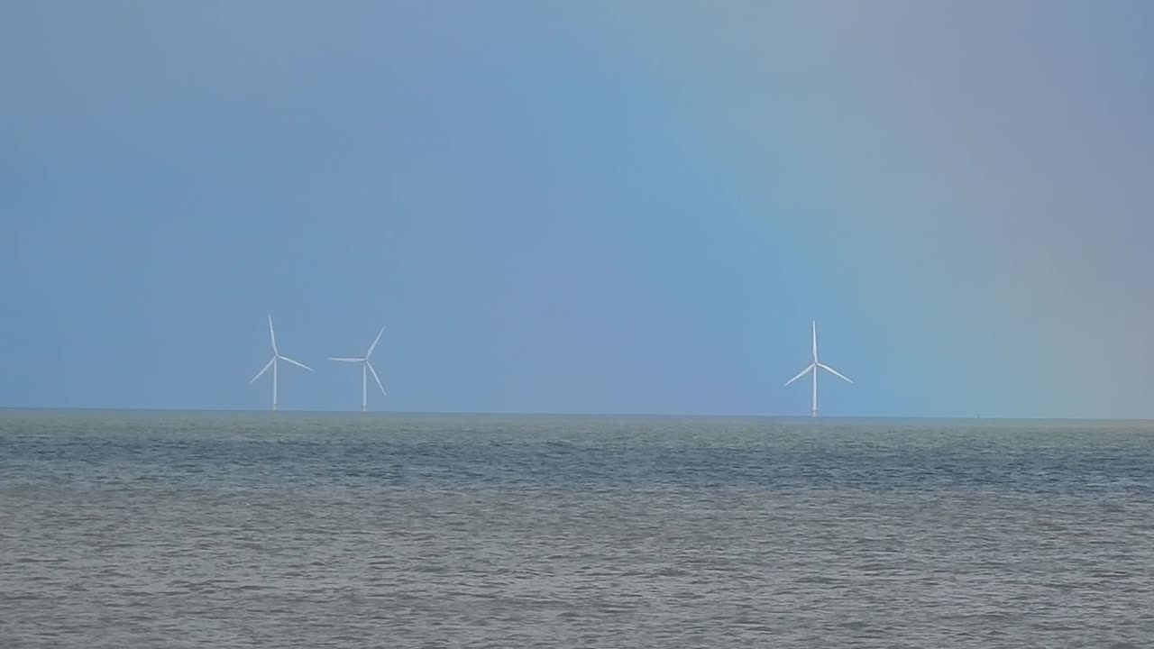 근해 녹색 에너지 바람 터빈 농장 바다 경치와 함께 무지개