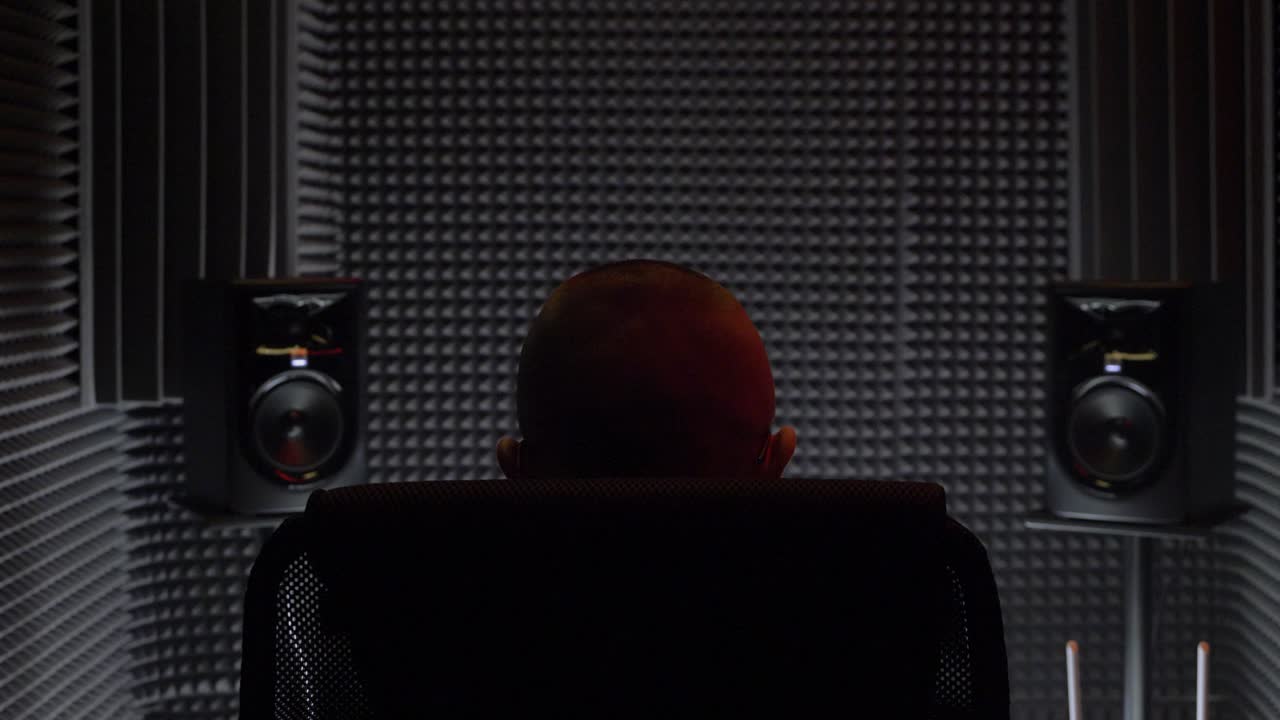 músico en un estudio de grabación