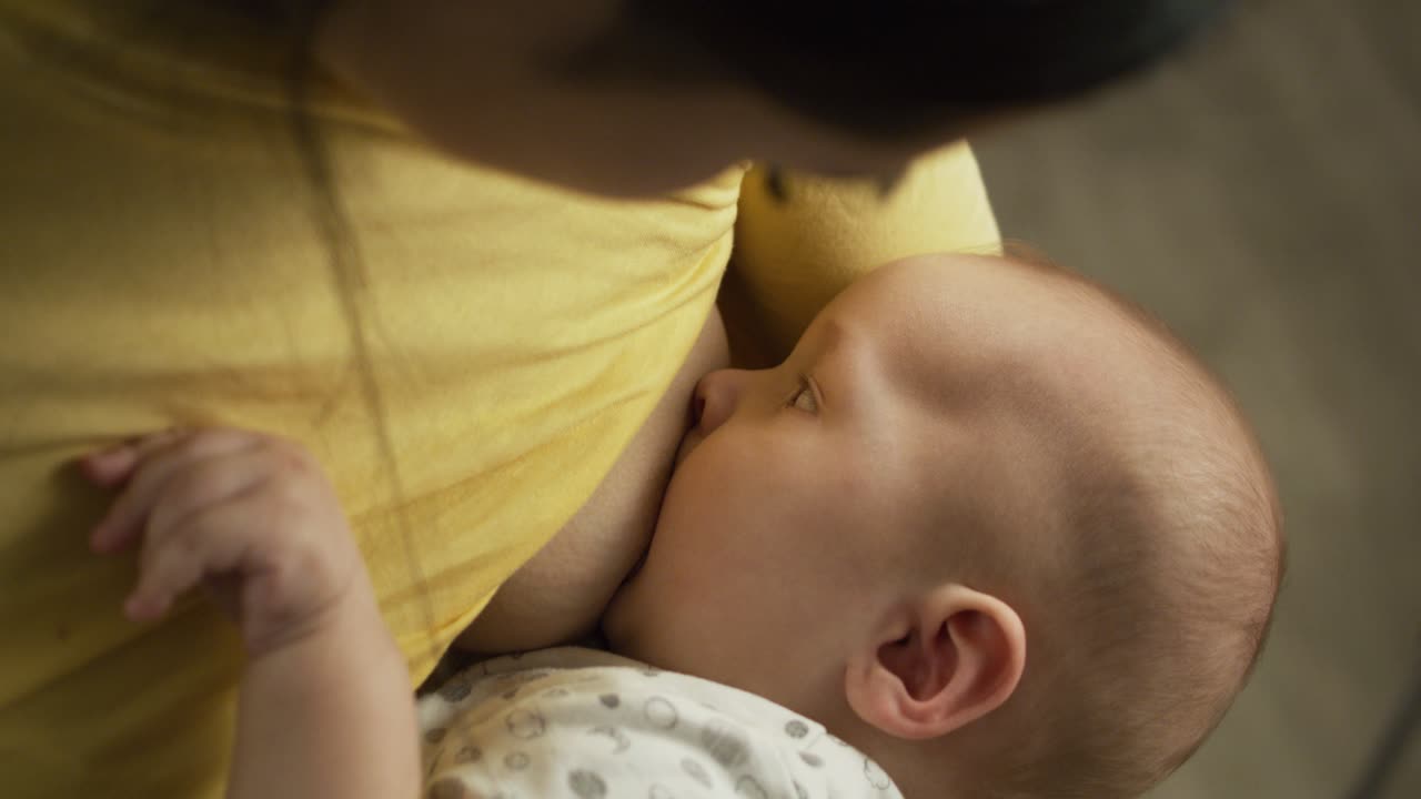 madre que amamanta al bebé