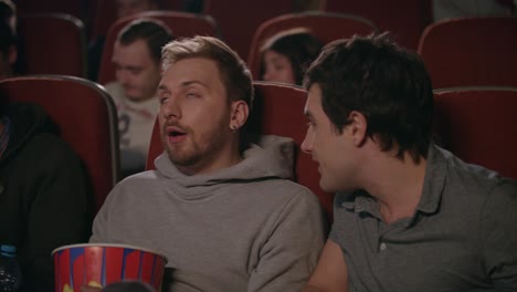 Freunde-Schauen-Sich-Einen-Film-Im-Kino-An.-Mann-Verhindert,-Dass-Freunde-Einen-Film-Schauen