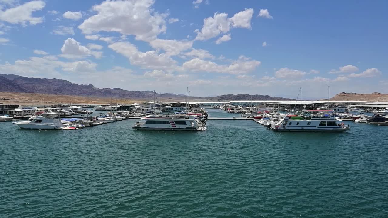 레이크 미드 마리나, 헨웨이 항구의 보트들의 느린 패닝  ⁇