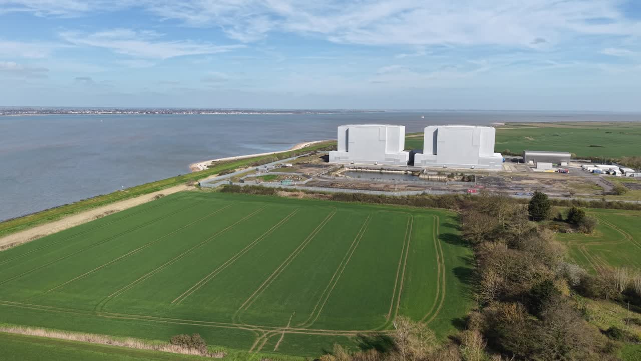 Centrale nucleare di Bradwell, Essex, Regno Unito, in fase di smantellamento, ripresa aerea 4K.