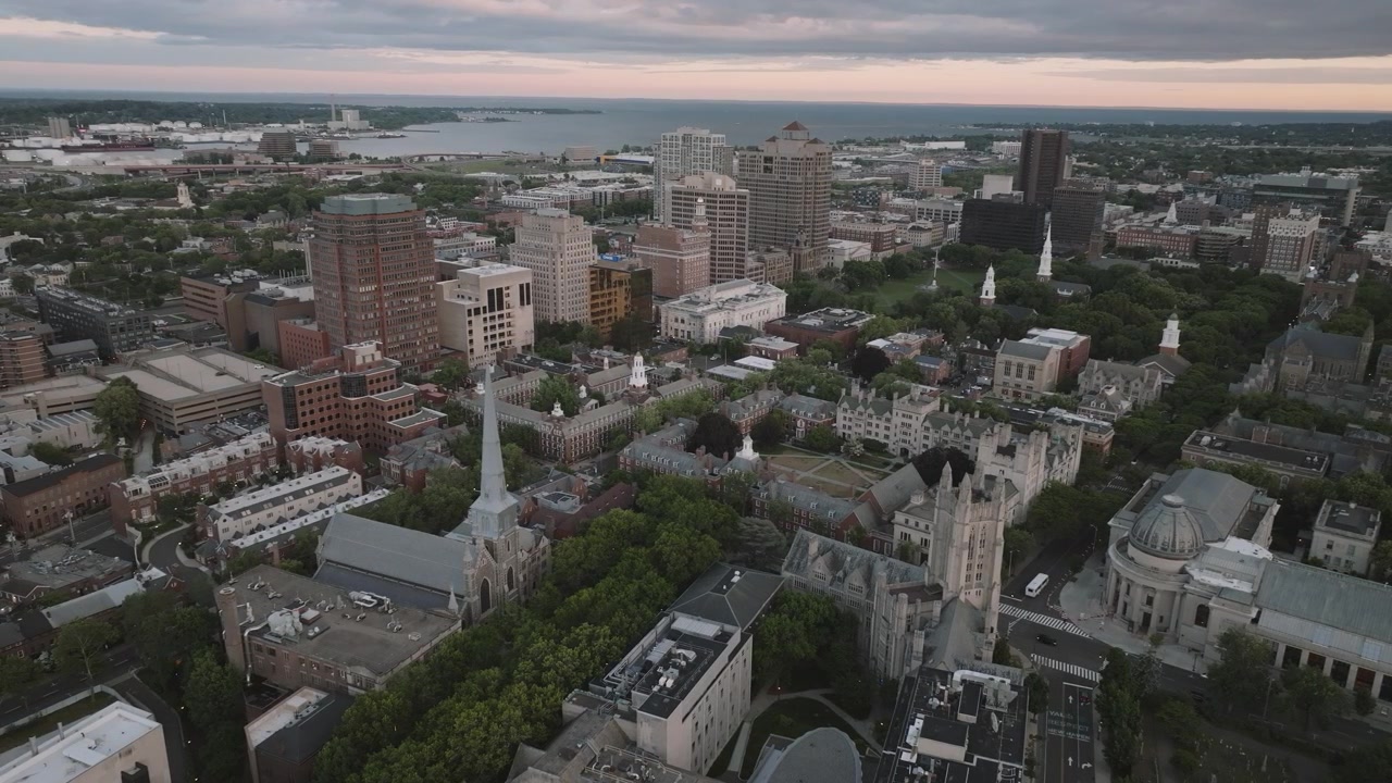 Vista aerea di New Haven in una giornata nuvolosa. Ripresa in Connecticut durante l'estate