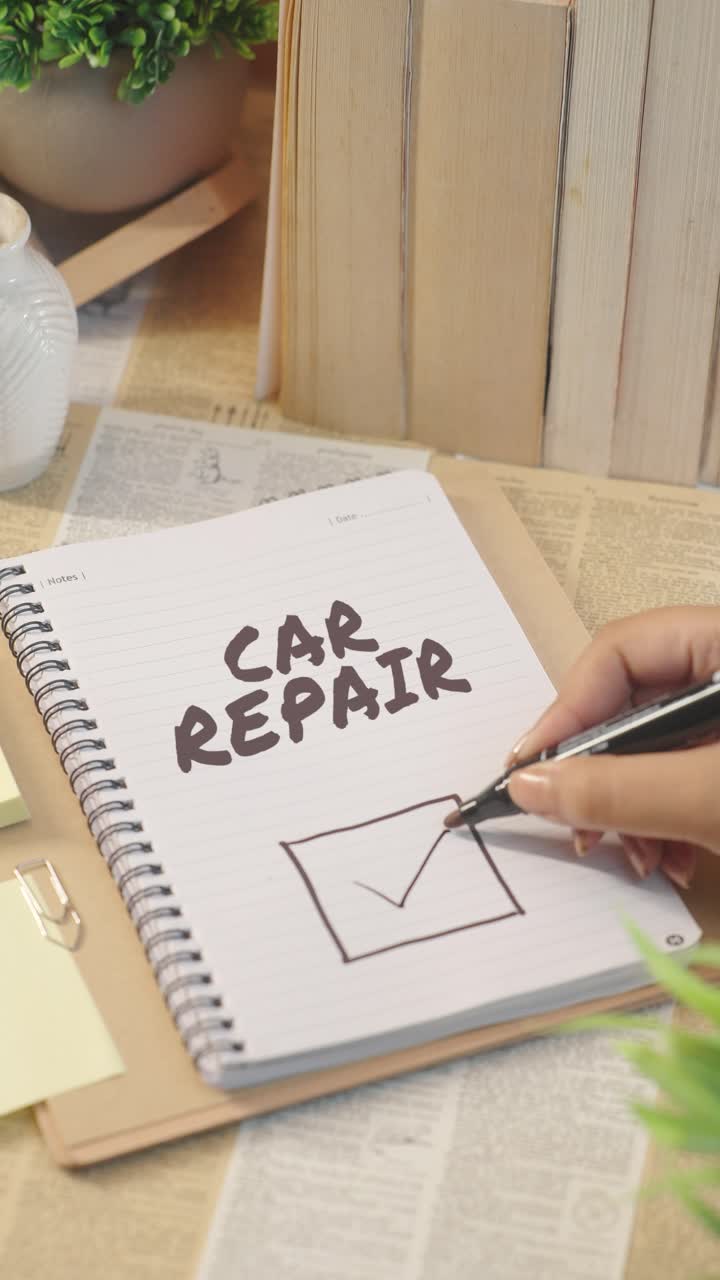 VIDEO VERTICALE DI SPUNTA DEI LAVORI DI RIPARAZIONE AUTO DA UNA CHECKLIST