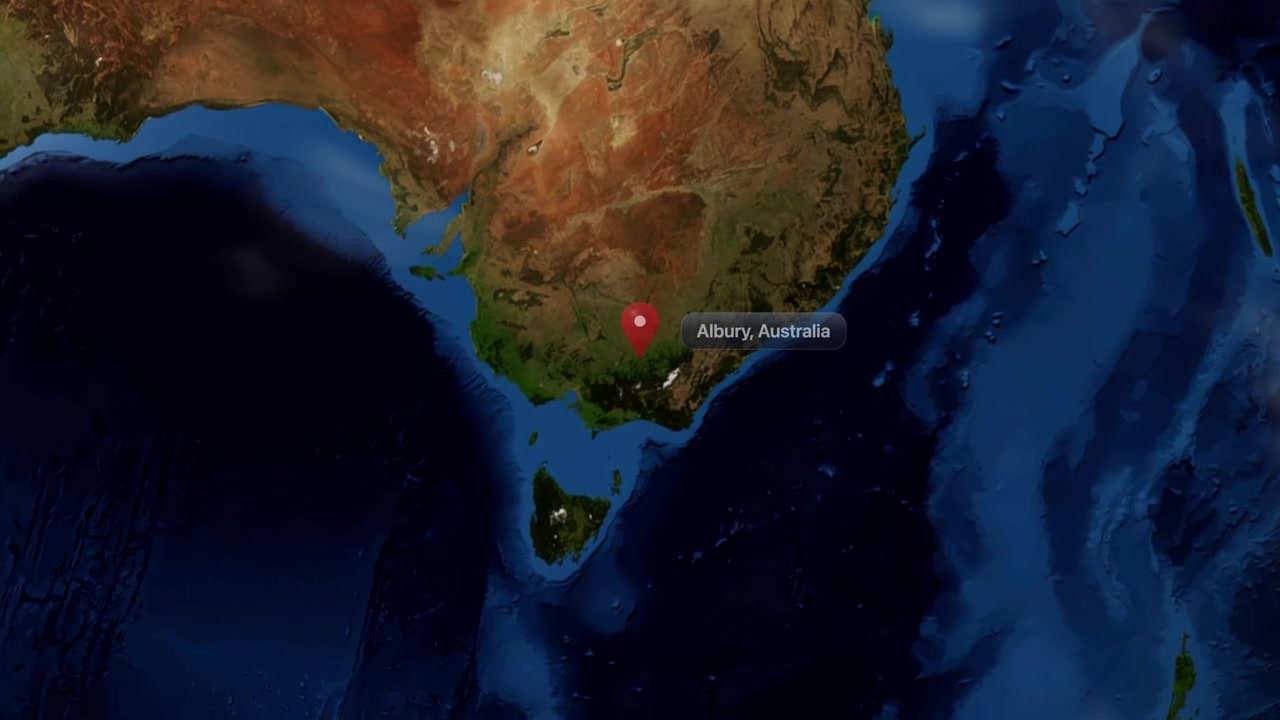 La cámara satelital hace zoom desde el espacio exterior directamente hacia Albury, Australia, con un marcador. Incluye imágenes de dominio público de la NASA
