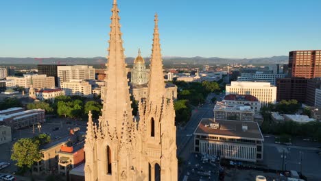 fotografía aérea de la iglesia y el edificio del capitolio de denver en colorado.