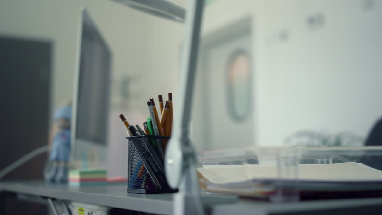 oficina de médico de diseño elegante en la clínica de salud. escritorio de trabajo moderno de computadora de pie