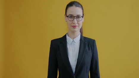 una mujer de negocios aplaudiendo.