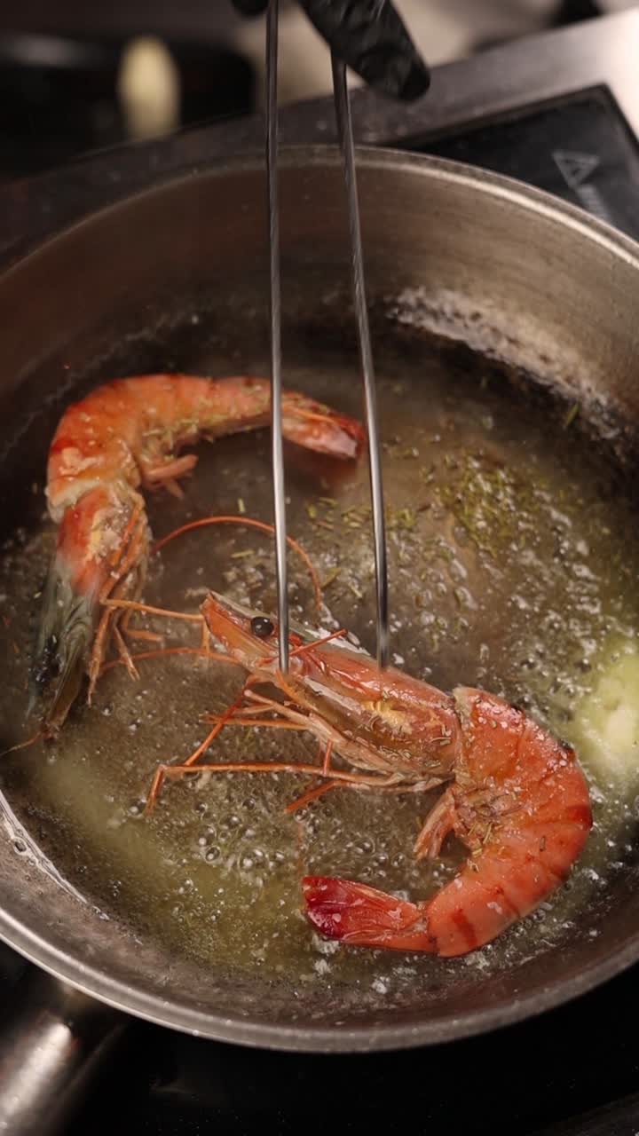 cocinar camarones en una sartén