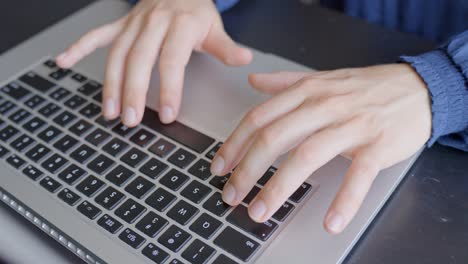 Manos-Femeninas-De-Una-Mujer-De-Negocios-Escribiendo-En-El-Teclado-De-Una-Computadora-Portátil-En-El-Escritorio-De-Casa