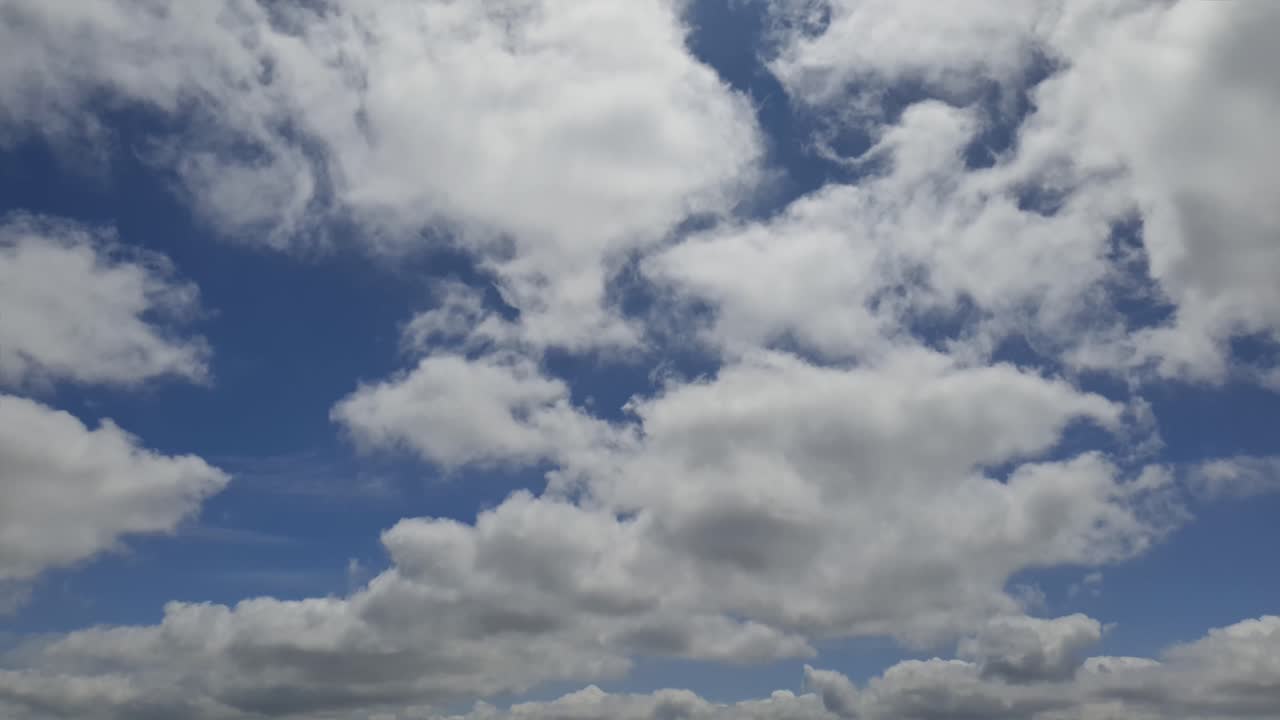 cielo de verano nube de lluvia lapso de tiempo a media tarde