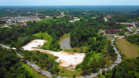 Sorprendentes-Imágenes-Cinematográficas-De-Drones-Residenciales-De-4k-Después-De-Que-El-Problema-De-La-Deforestación-Consiste-En-Muchas-Casas,-Carreteras,-árboles,-Lagos-E-Infraestructura-En-Medio-Del-Bosque-Tropical-Ubicado-En-Riau,-Indonesia