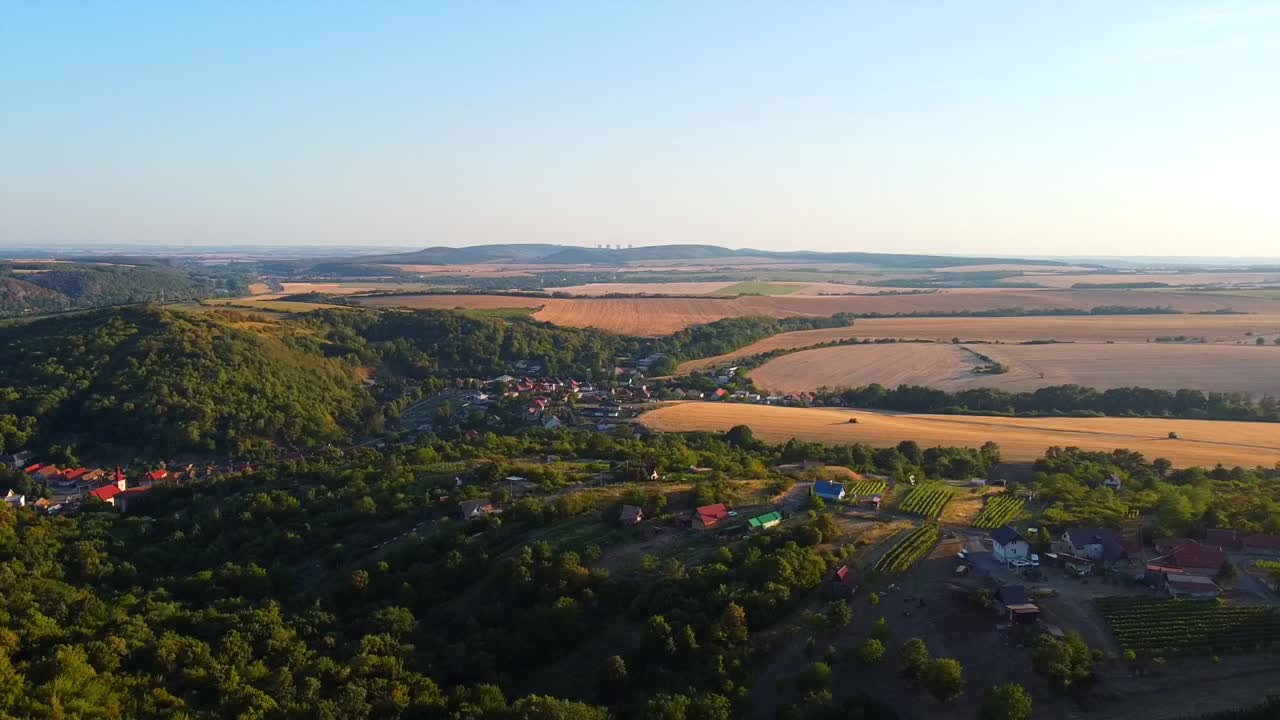 vista aérea pueblo rural o ciudad en las colinas eslovacas al atardecer