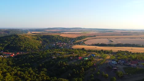 Vista-Aérea-Pueblo-Rural-O-Ciudad-En-Las-Colinas-Eslovacas-Al-Atardecer