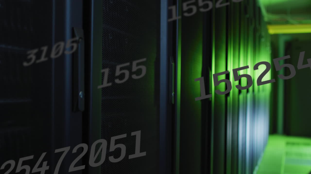 animación de múltiples números cambiantes contra la habitación vacía del servidor de la computadora.