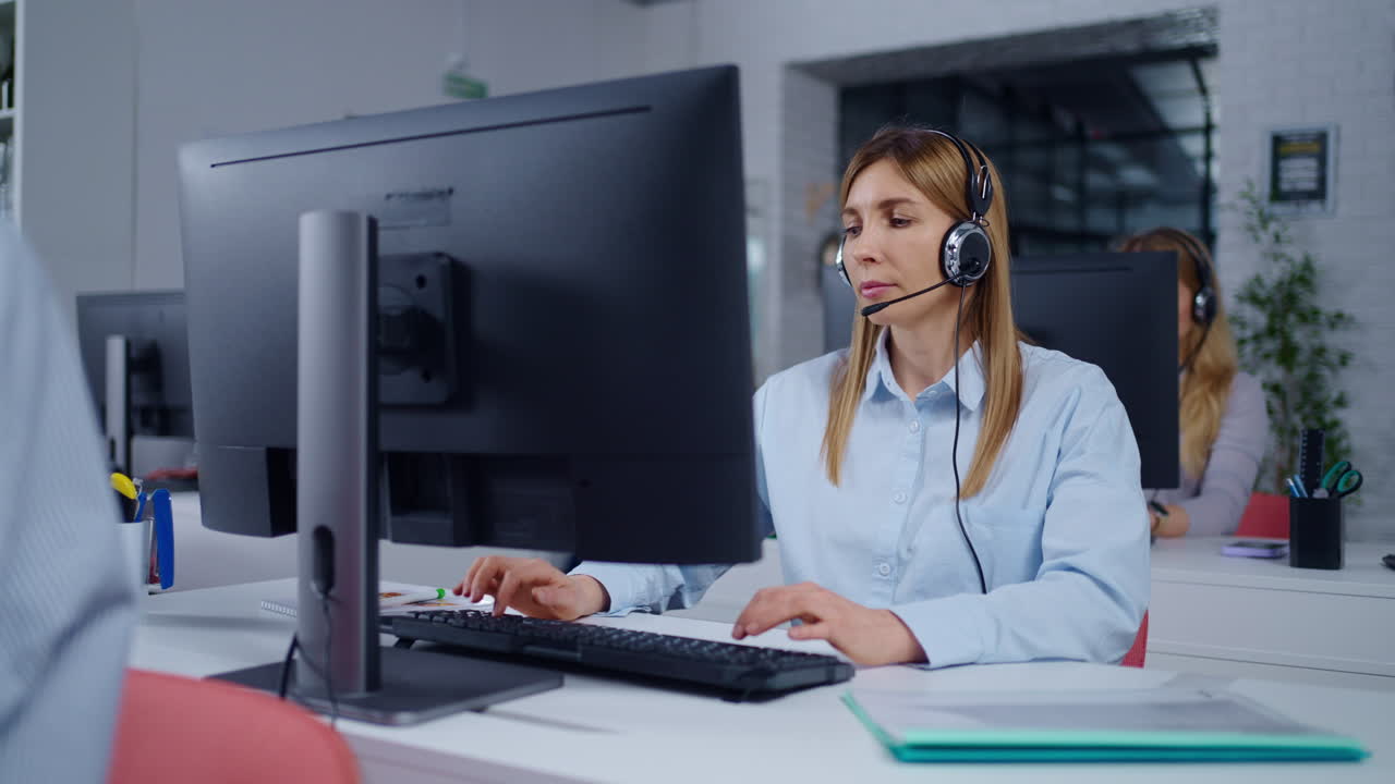 representantes de servicio al cliente que trabajan en una oficina