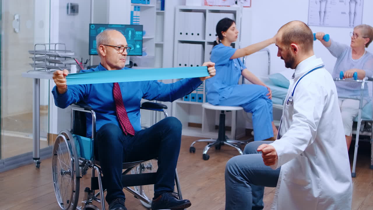 장애인 부상을 입은 남자가 탄력 밴드로 훈련하고 있습니다.