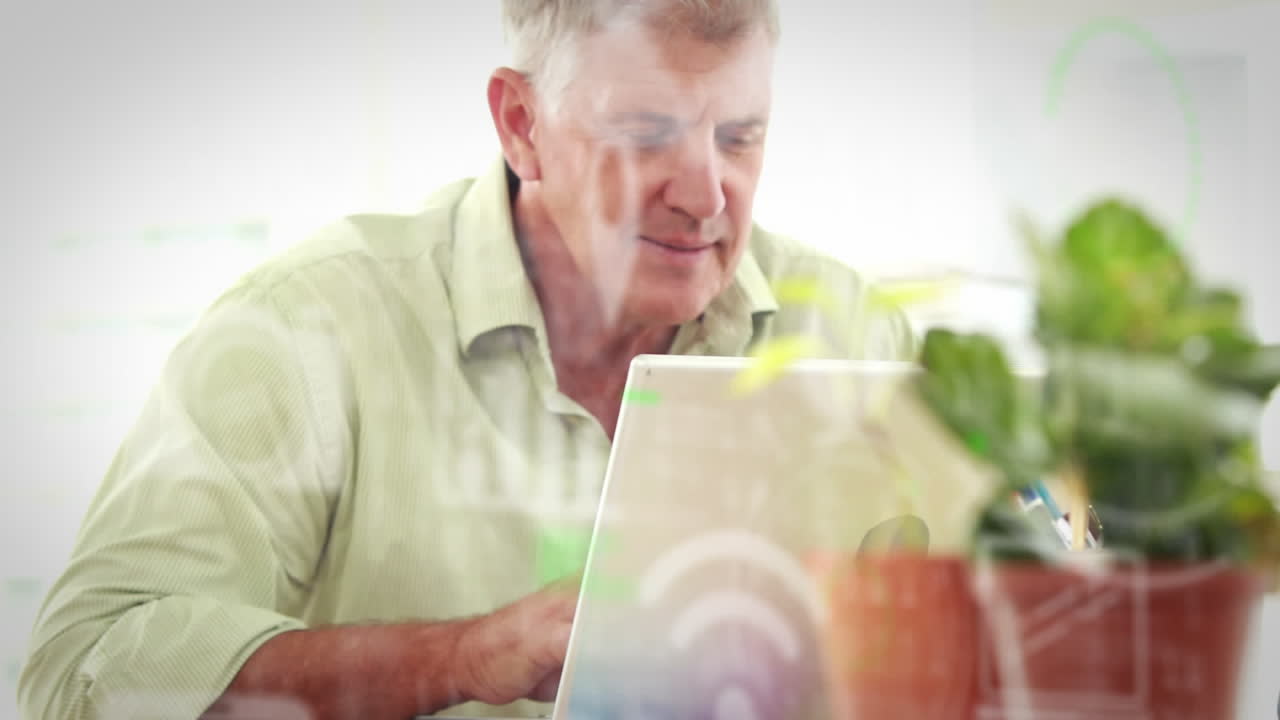 컴퓨터를 사용하여 사람 위에 떠다니는 미디어 아이콘의 애니메이션