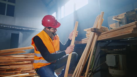 Engineer-checks-the-quality-of-materials-at-the-sawmill