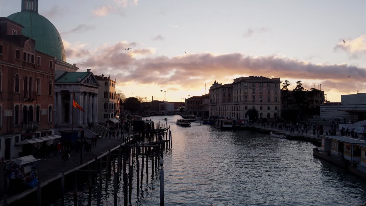 Canal Grande a Venezia al tramonto con architettura storica