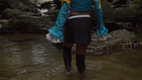 La-Cosplayer-Camina-En-El-Agua-En-La-Base-De-Una-Cascada-Y-Revela-Su-Disfraz-De-Lucy-Hearfilia.