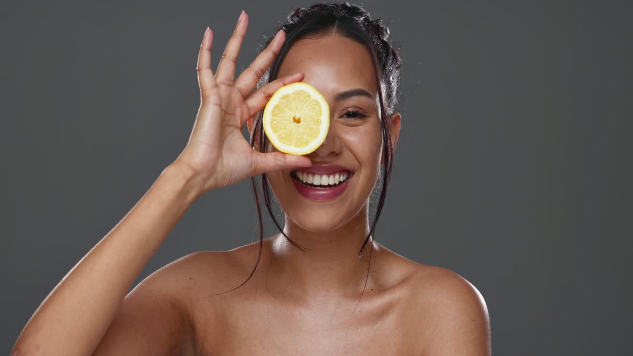 Volto, cura della pelle e donna felice con limone