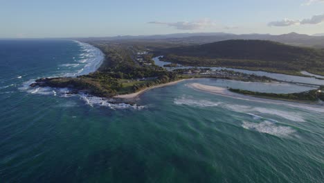 vista aérea sobre la playa de hastings point en tweed shire del norte de nsw, australia - disparo de drones