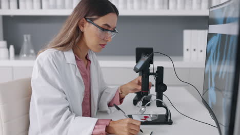 investigación, microscopio y computadora con una mujer