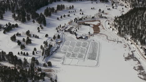 Winter-Etown-Immergrün-See-Haus-Verkehr-Angeln-Zelte-Denver-Golfplatz-Colorado-Luftdrohne-Eislaufen-Schlittschuh-Hockeybahn-Teich-Hockey-Sonnenuntergang-Goldene-Stunde-Winter-Schnee-Vorwärts-Kreis-Links-Vogelperspektive