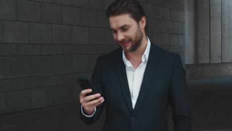 hombre de negocios usando teléfono inteligente afuera