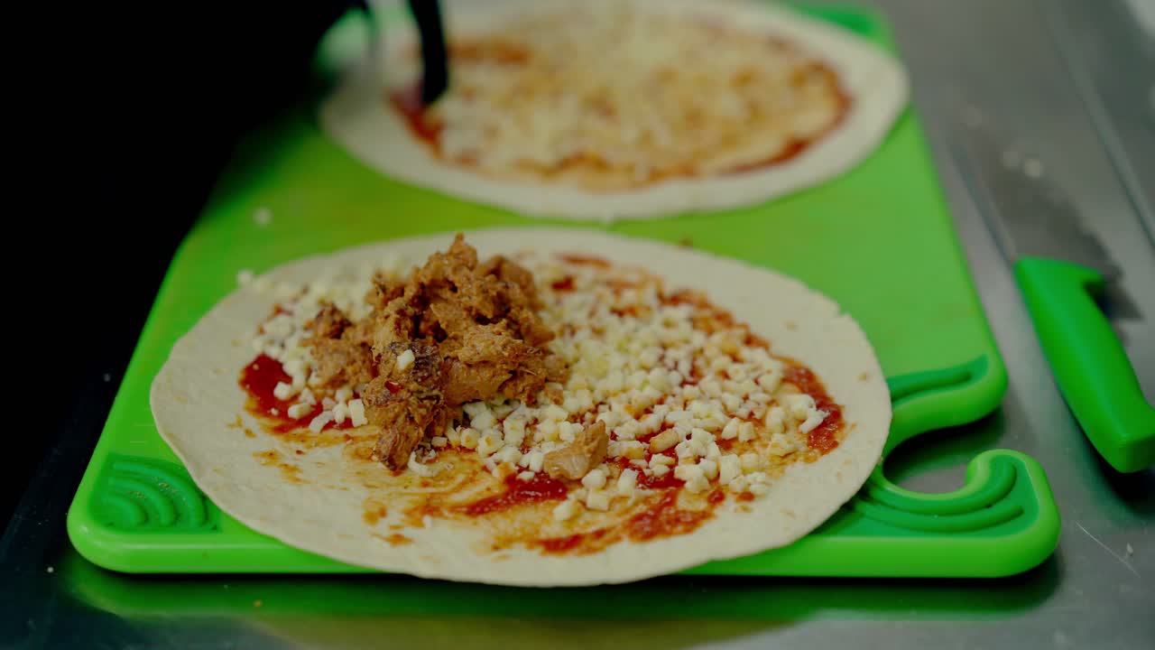 el cocinero prepara el wok pone el pollo caliente en el queso