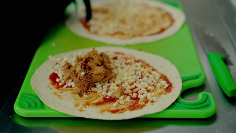 el cocinero prepara el wok pone el pollo caliente en el queso