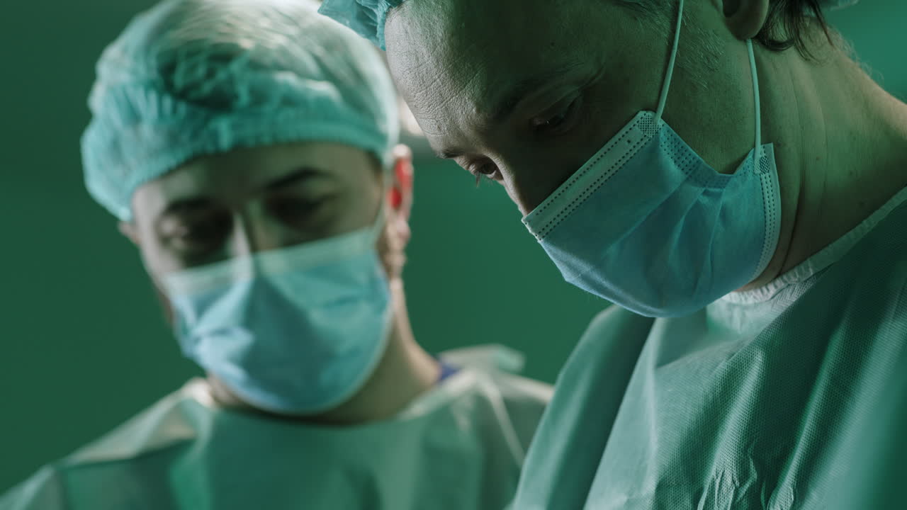 cirujanos en la sala de operaciones