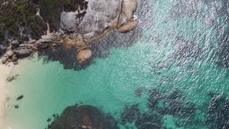 Avión-Teledirigido-Sobre-Roca-Costera-Con-Agua-Azul-Brillante-En-Australia