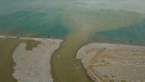 pescador en el afluente del lago jurásico argentina pescando truchas marrones