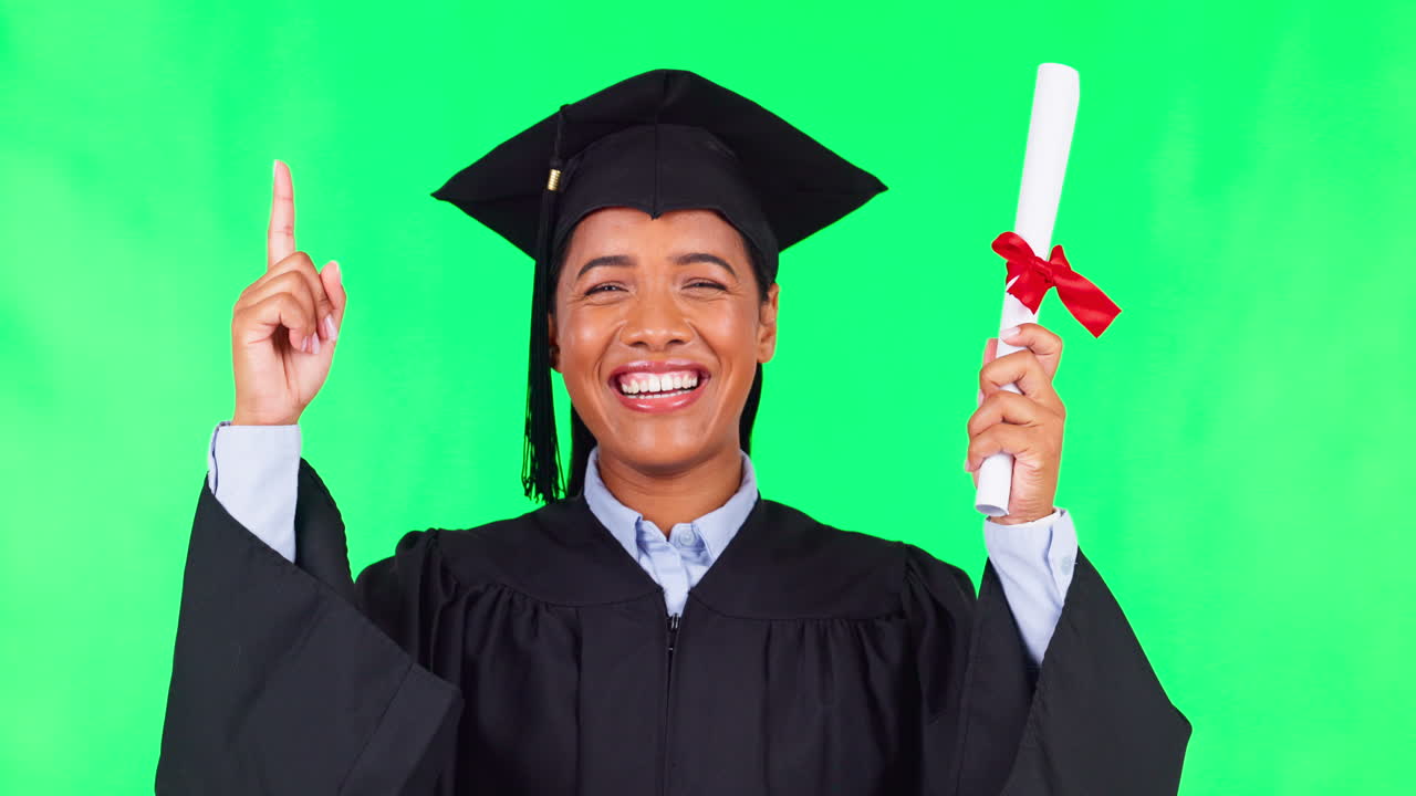 mujer graduada, apunta hacia arriba y pantalla verde